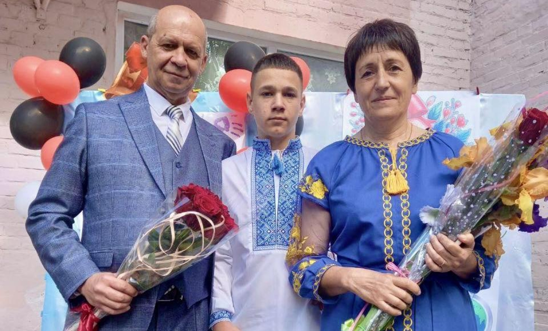 Саша Радчук з директором школи і класною керівницею сьогодні на останньому дзвонику