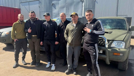 Зліва направо: Євген Бєляков, Павло Халдай, Віктор Прикін, Андрій Хуторненко, В’ячеслав Мережко з Дмитром Дроботом, військовим, який вже під Лиманчиком, з відремонтованою автівкою