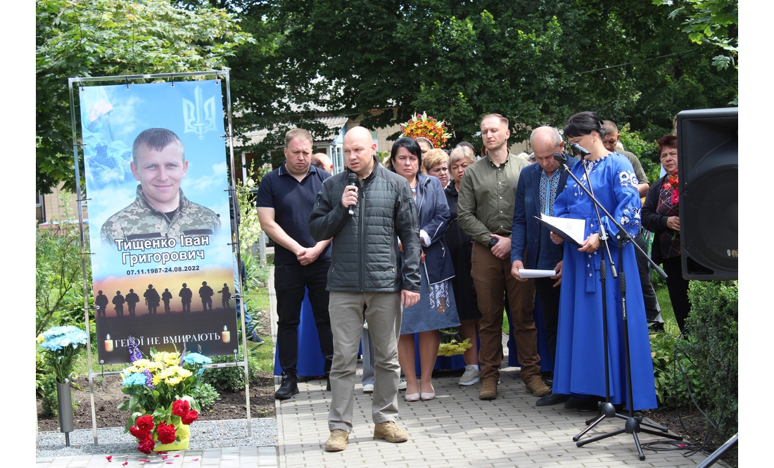 "У наших серцях - назавжди, любі наші сини": у селищі відкрили Алею Героїв